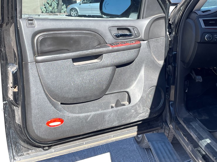 2010-cadillac-escalade-image-38