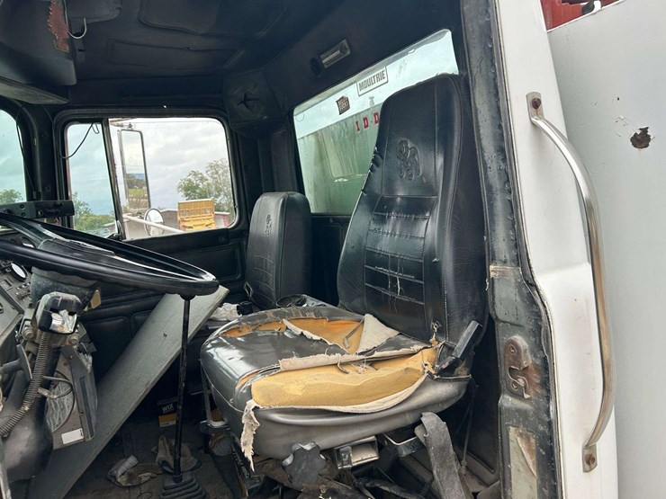 1989-mack-r690t-fuel-&-lube-truck-image-36