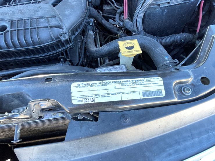 2010-volkswagen-routan-image-110