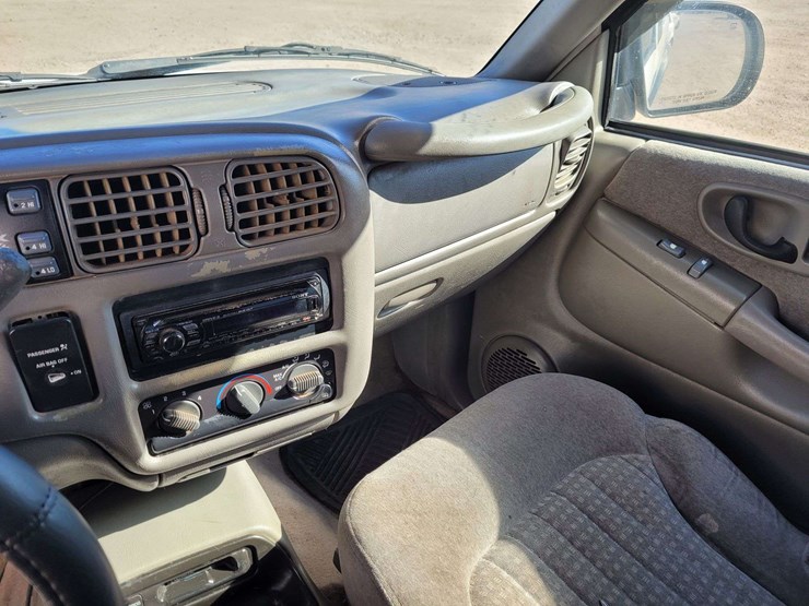 2000-chevrolet-s10-image-12