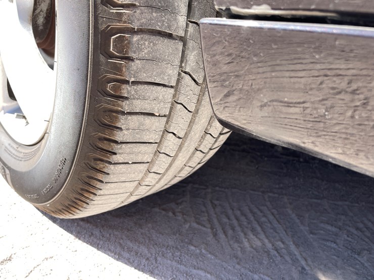 2010-volkswagen-routan-image-16