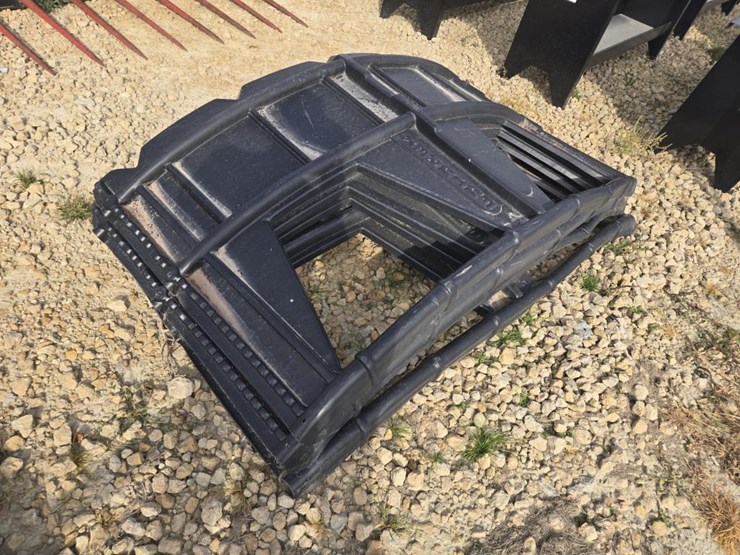 #5872-•-round-bale-feeder-cover-image-3