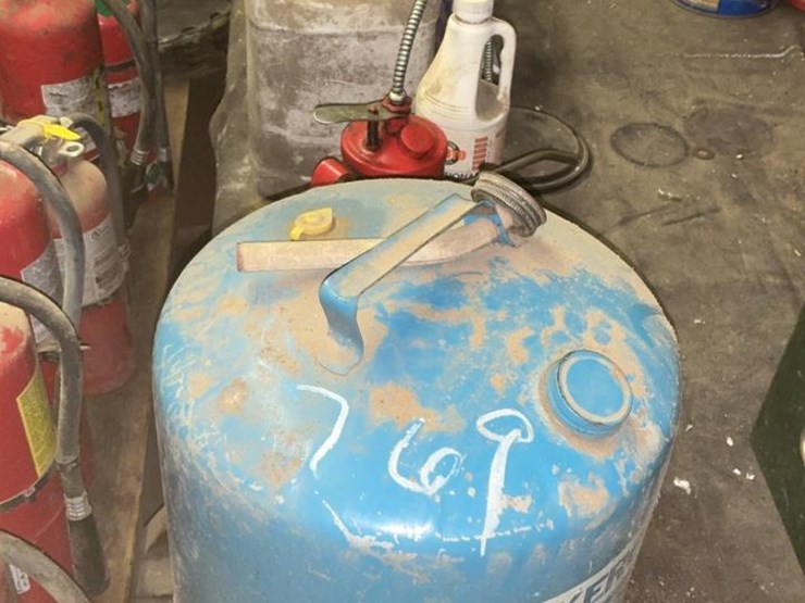 #769-•-oil-cans,-and-assorted-parts-image-2