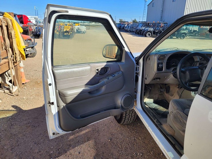 2000-chevrolet-s10-image-9