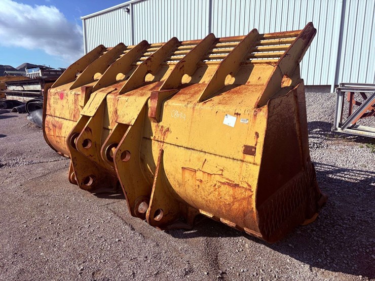 988b-spade-nose-loader-bucket-image-6