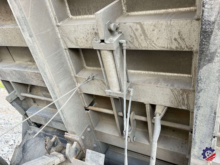 2020-freightliner-122sd-image-83