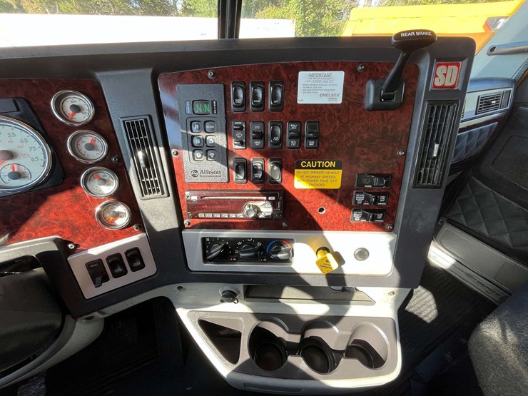 2020-freightliner-122sd-image-71