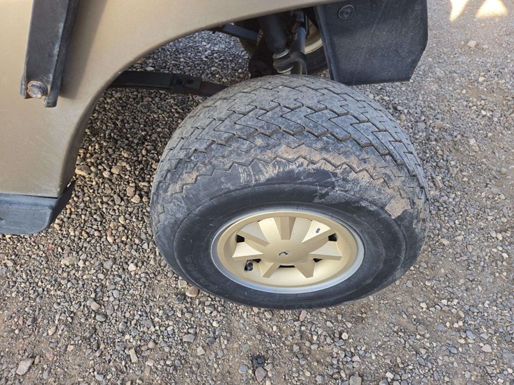 2017-e-z-go-txt-elite-lithium-golf-cart-image-7