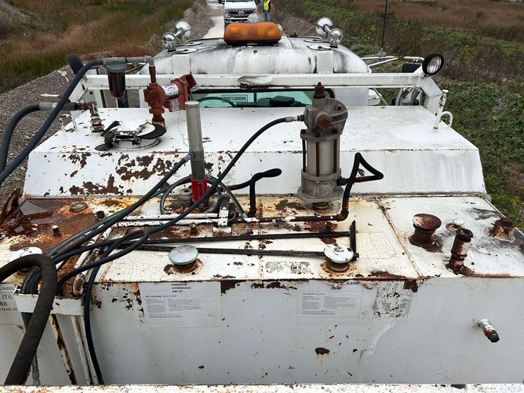 1989-mack-r690t-fuel-&-lube-truck-image-62