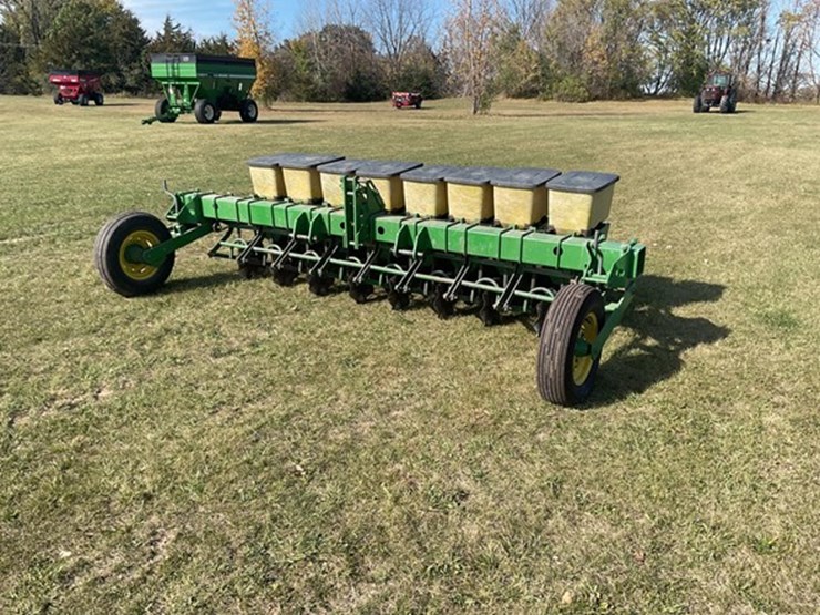 #52-•-1974-john-deere-p7100-planter-image-1