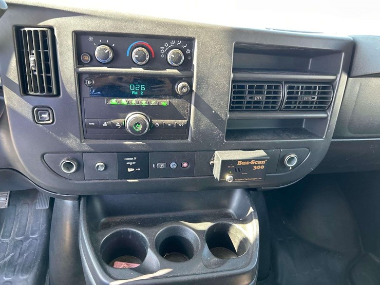 2013-chevrolet-express-3500-passenger-van-image-16