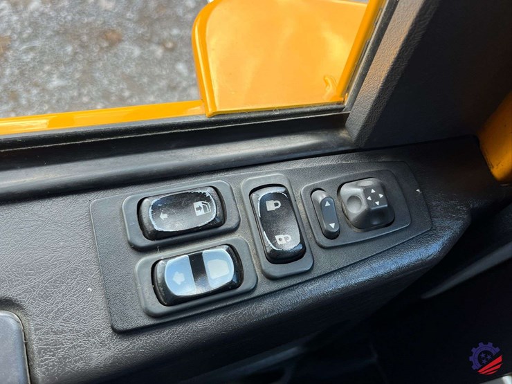 2020-freightliner-122sd-image-72