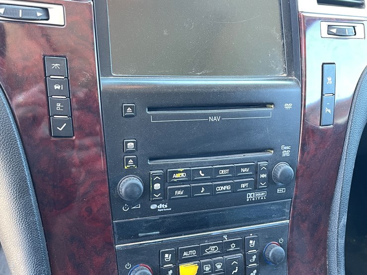 2010-cadillac-escalade-image-54