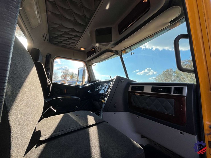 2020-freightliner-122sd-image-57