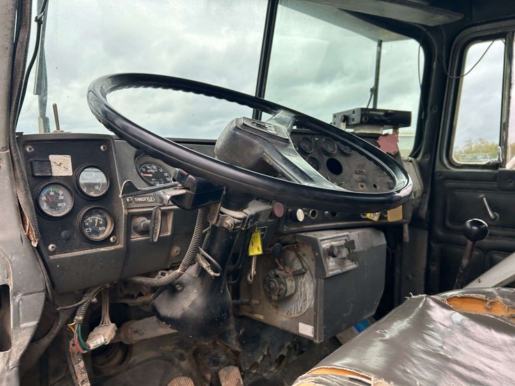 1989-mack-r690t-fuel-&-lube-truck-image-40