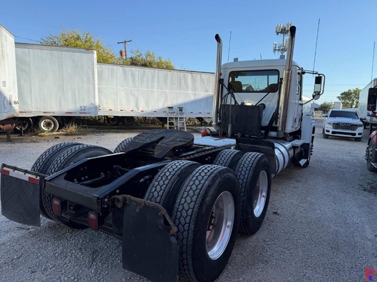 2015-mack-ch613-image-5