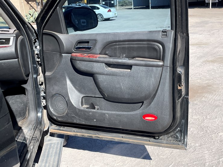 2010-cadillac-escalade-image-72