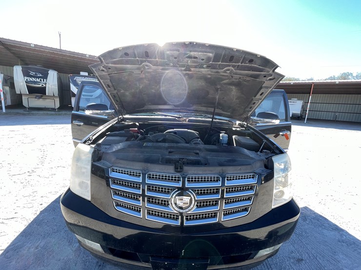 2010-cadillac-escalade-image-113