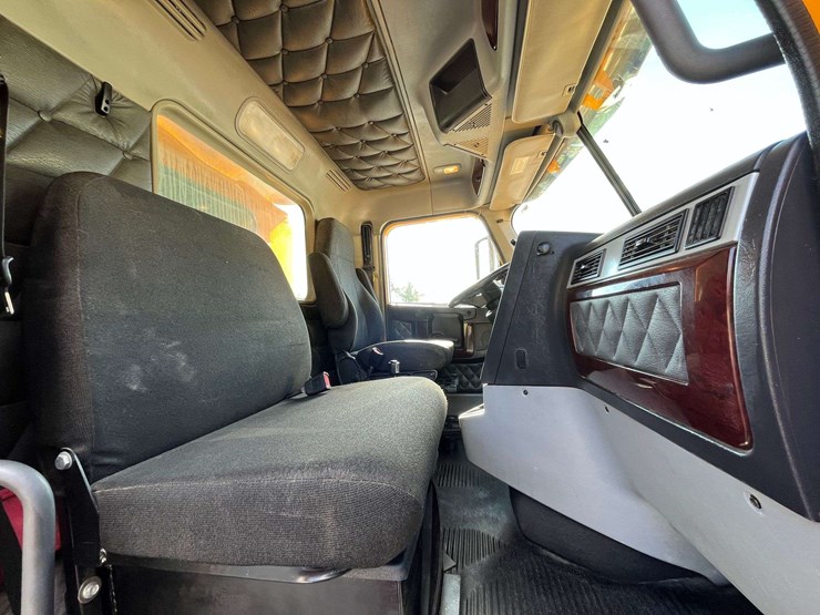 2020-freightliner-122sd-image-60