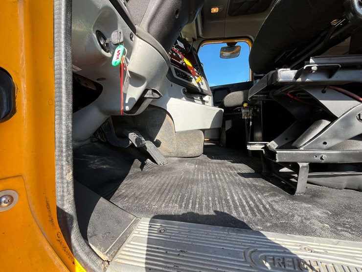 2020-freightliner-122sd-image-67