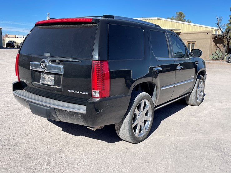 2010-cadillac-escalade-image-5