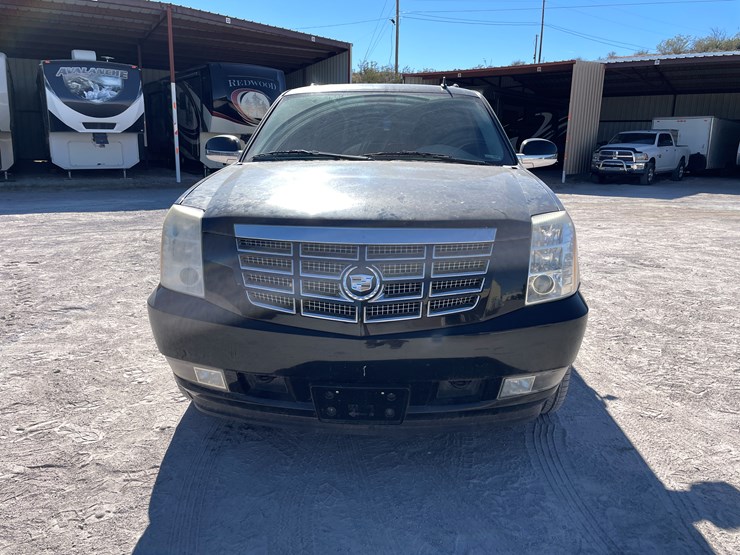 2010-cadillac-escalade-image-2