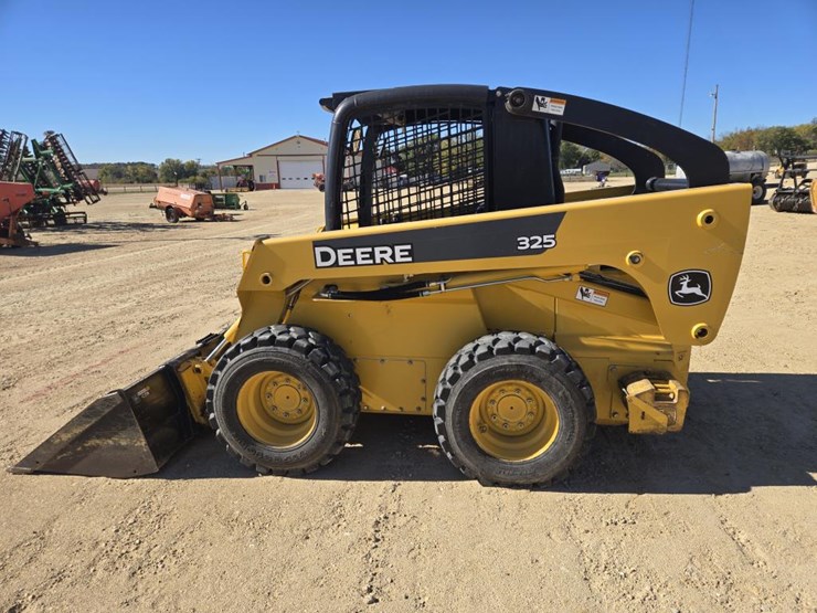 john-deere-325-image-12