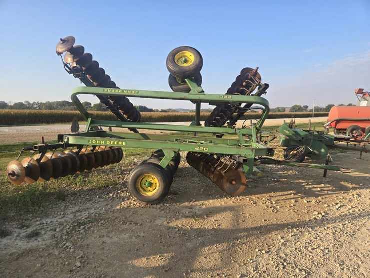 john-deere-220-image-2