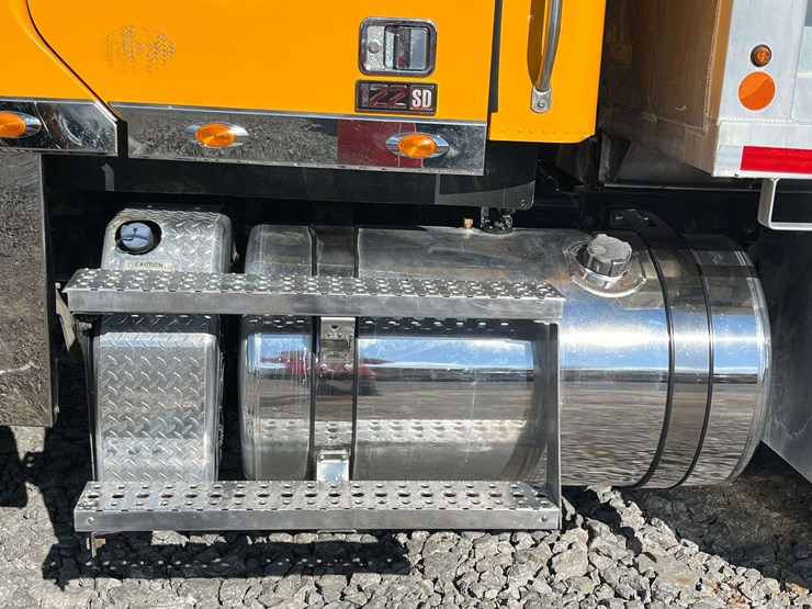 2020-freightliner-122sd-image-27