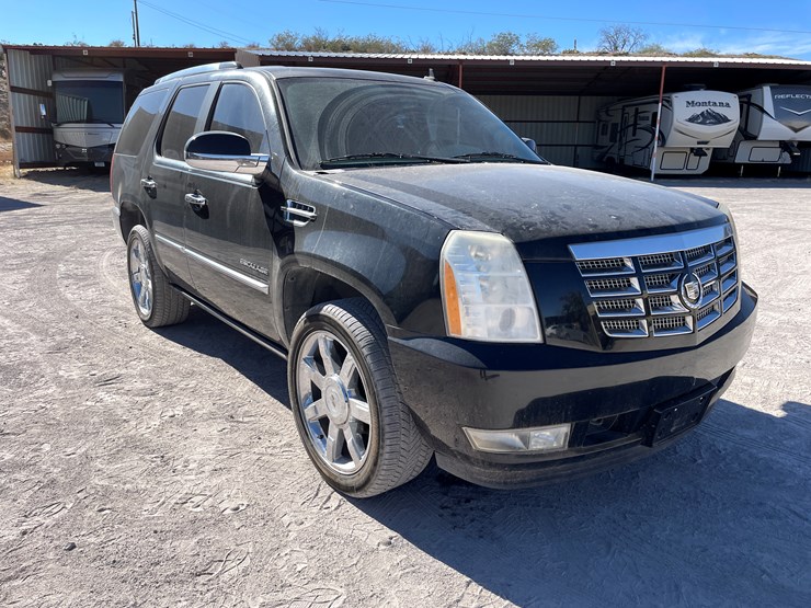 2010-cadillac-escalade-image-3
