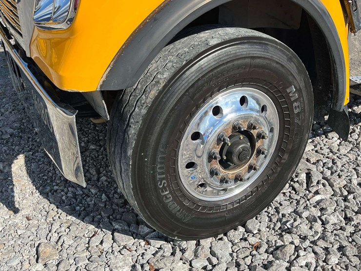 2020-freightliner-122sd-image-5