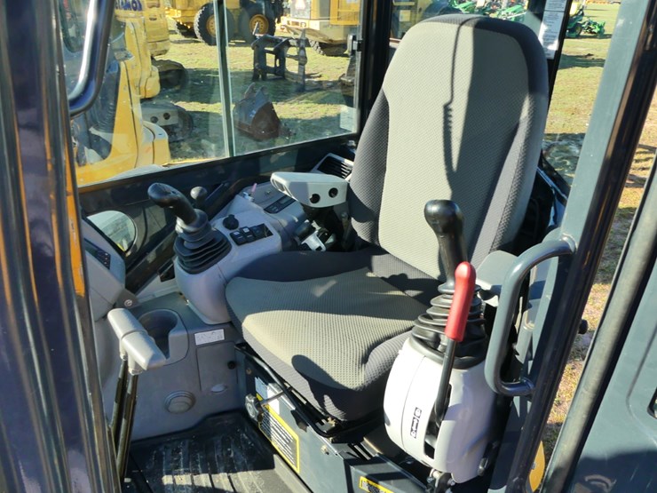2022-deere-35g-image-13
