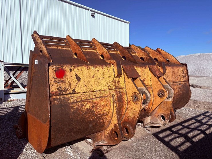 988f-spade-nose-loader-bucket-image-2