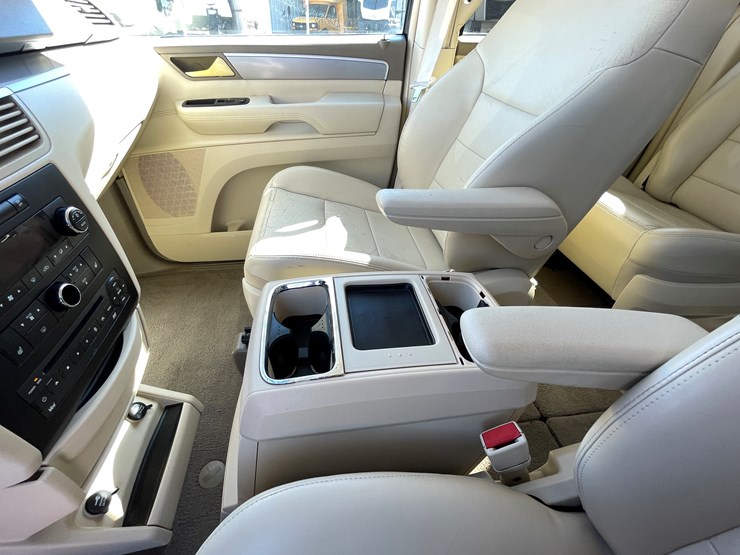 2010-volkswagen-routan-image-66