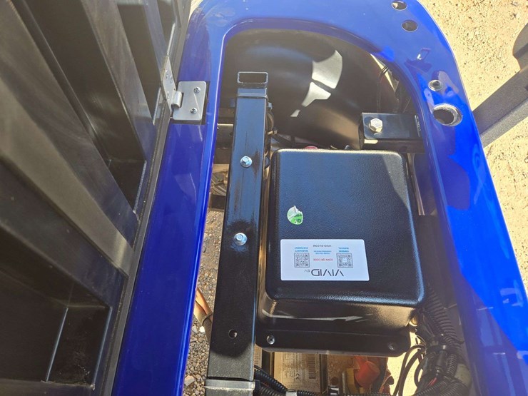 2024-gussi-italia-vivid-ev-peak-4f-lithium-golf-cart-image-11