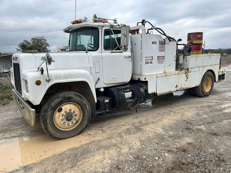 1989-mack-r690t-fuel-&-lube-truck-image-1
