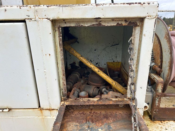 1989-mack-r690t-fuel-&-lube-truck-image-70