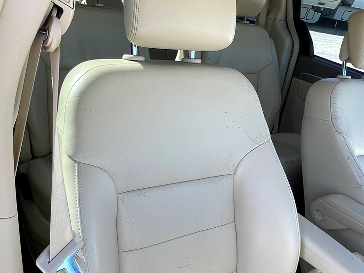 2010-volkswagen-routan-image-81