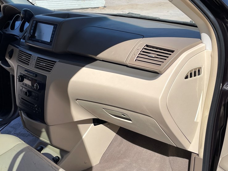 2010-volkswagen-routan-image-78