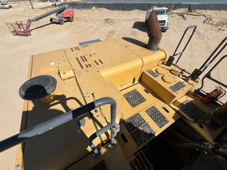 2019-deere-670g-lc-image-46