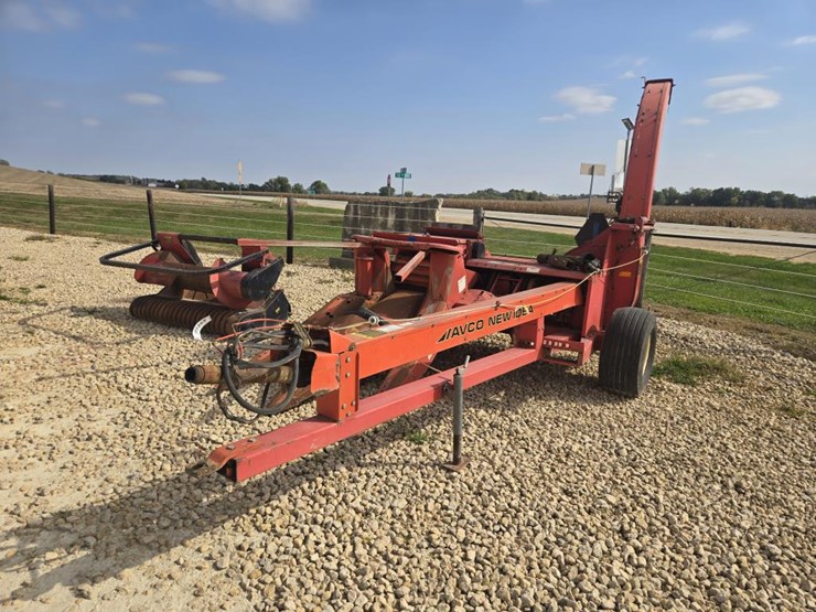 #5869-•-new-idea-pull-type-chopper-w/-2-row-30"-corn-head-image-1