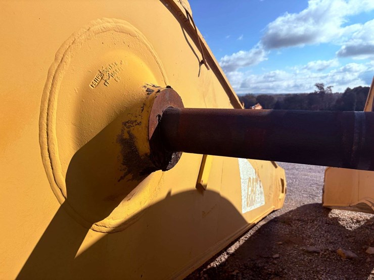 caterpillar-375-image-12