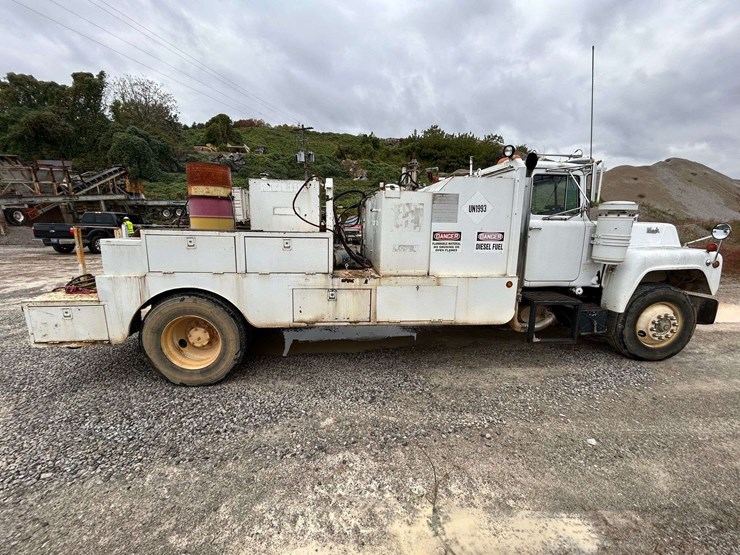 1989-mack-r690t-fuel-&-lube-truck-image-5