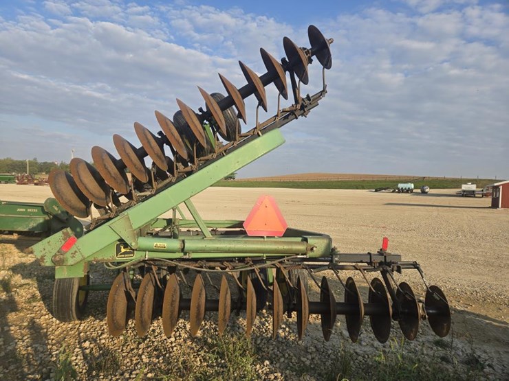 john-deere-220-image-7