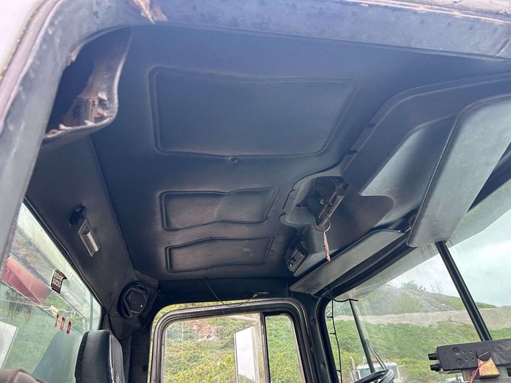 1989-mack-r690t-fuel-&-lube-truck-image-30