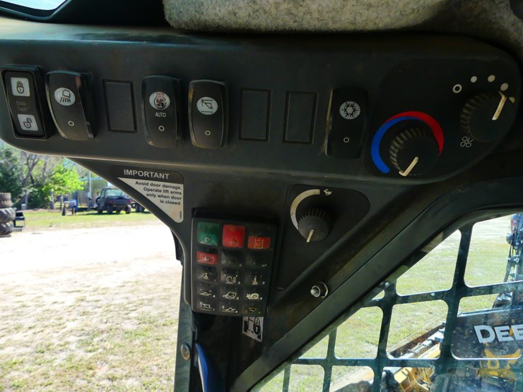 2018-deere-323e-image-16