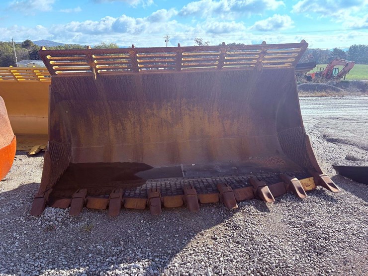 988b-spade-nose-loader-bucket-image-2