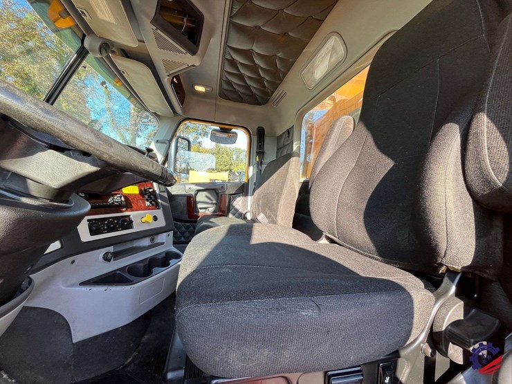 2020-freightliner-122sd-image-64