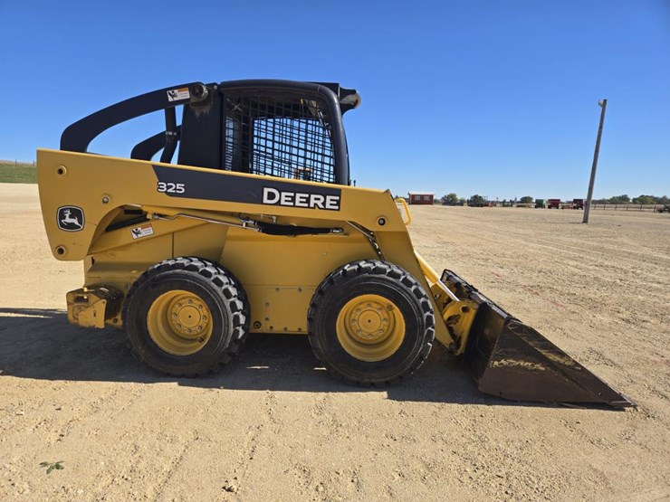 john-deere-325-image-4