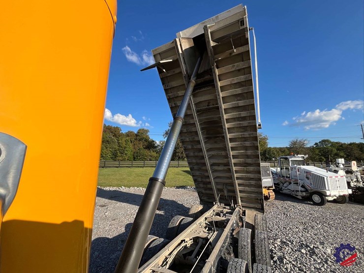 2020-freightliner-122sd-image-72